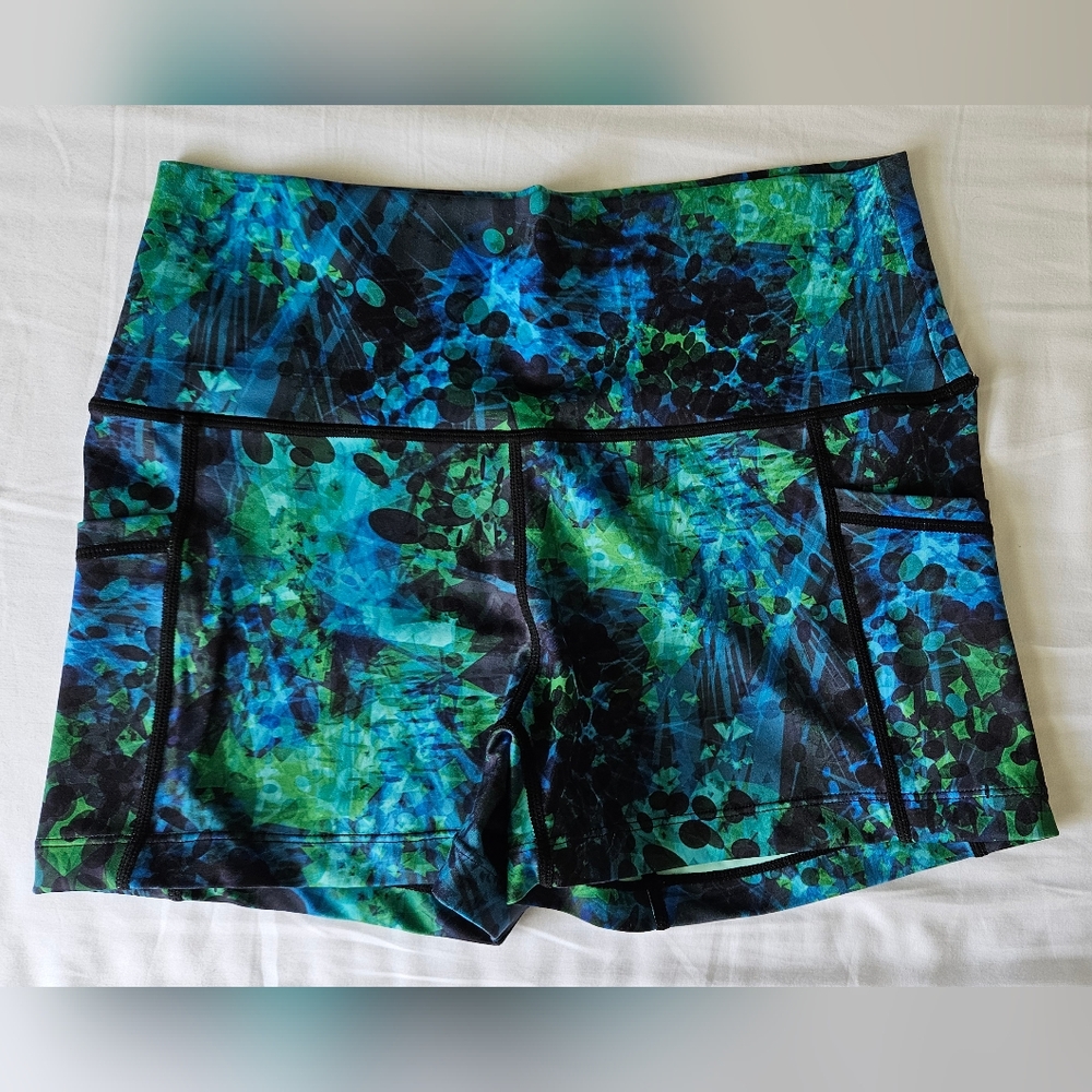 NWT RETIRED CVG Tidal Wave 2.5in shorts